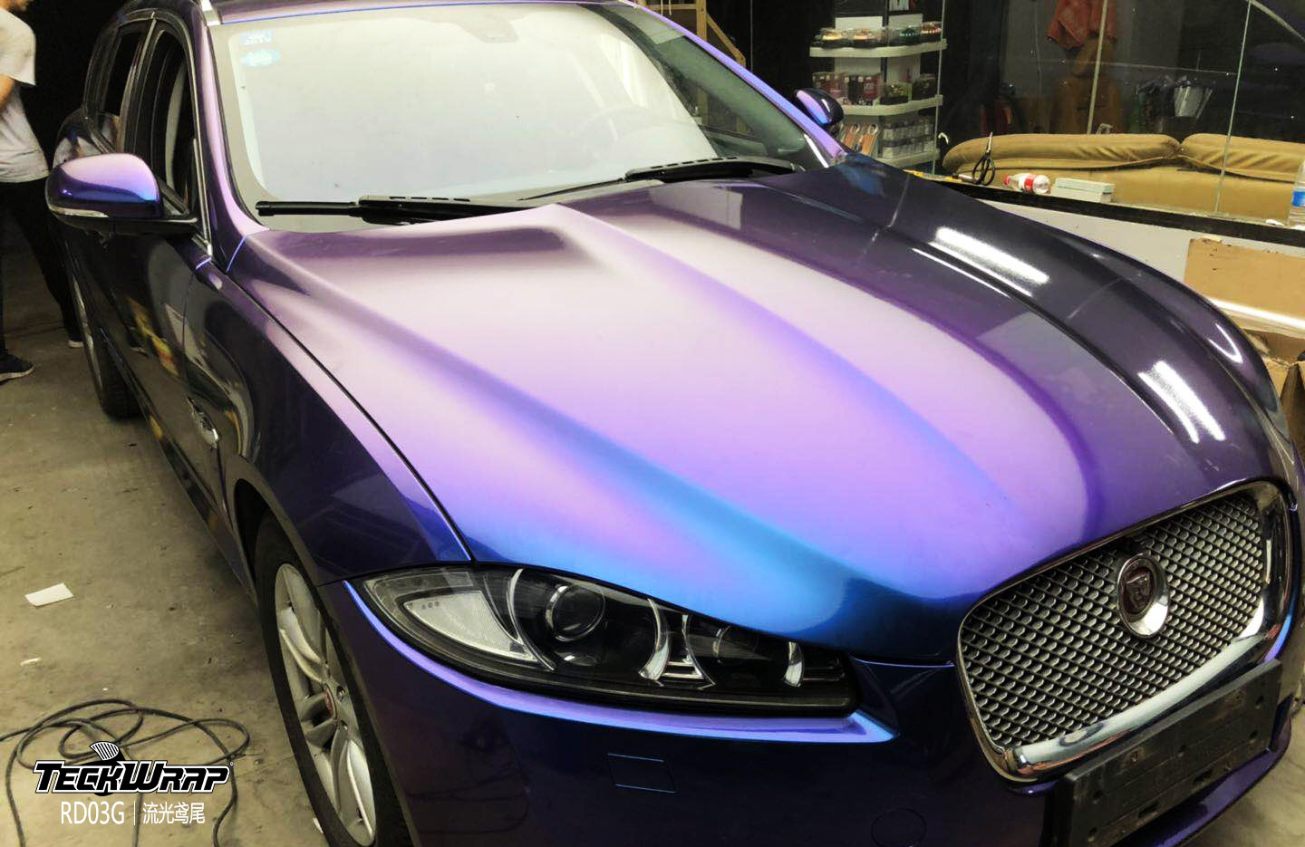 捷豹汽車改色貼膜新風尚 TeckWrap美國禿鷹RD03G流光鳶尾與冷藏車的跨界藝術